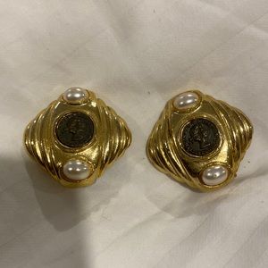 LOVELY COSTUME CLIP ON ESRING. WONDER QUILTY AND WEIGHT WITH PEARLS AND CAMEO